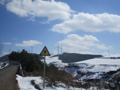 驱动装置配置成通过改变靠近第一磁性件一侧的