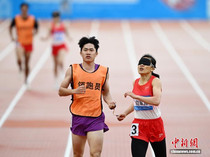 广州残特奥田径场再现传奇：全盲女飞人刘翠青