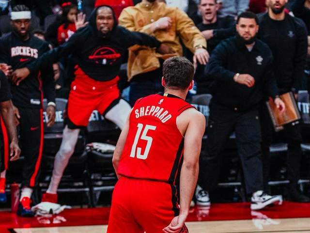 湖人逆转火箭终结6连胜，卡位战关键失误成败关