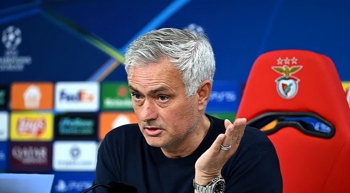 皇马球员赛后围攻裁判 卡马文加误判红牌引爆争