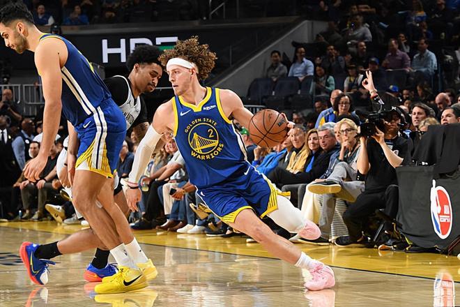 马刺10连胜轻取勇士 波杰姆斯基14+6+5助勇士两连