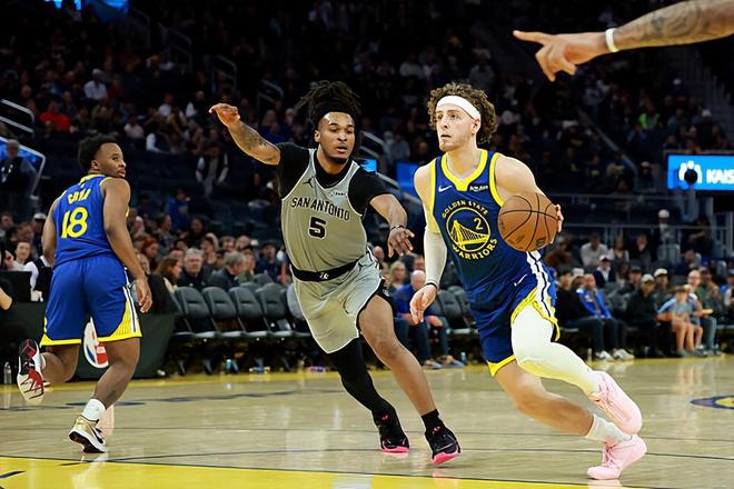 马刺10连胜轻取勇士 波杰姆斯基14+6+5助勇士两连