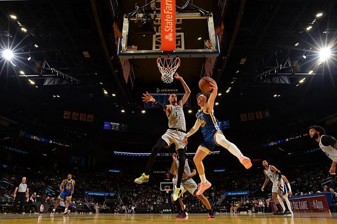 马刺10连胜轻取勇士 波杰姆斯基14+6+5助勇士两连